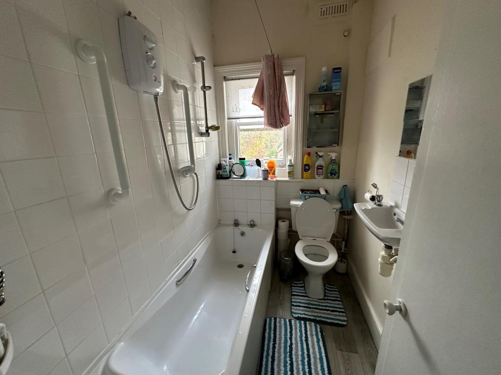 Lot: 140 - TWO-BEDROOM FLAT FOR INVESTMENT - Bathroom with bath, shower, basin and WC